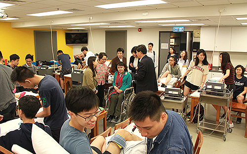 图为在香港理工大学康复科学系调研 图为在香港理工大学康复科学系调研